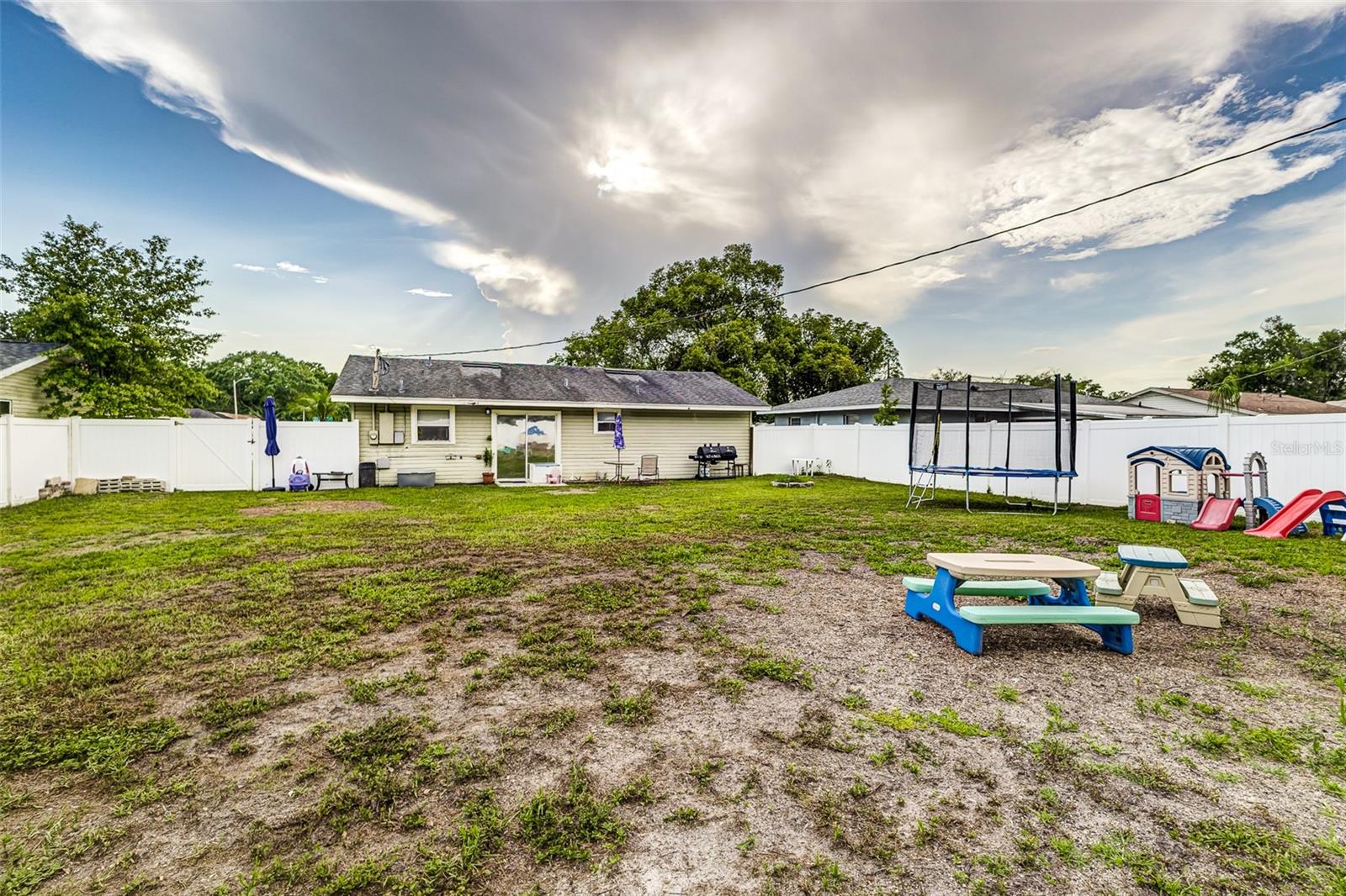 2443 DELROSE DR E