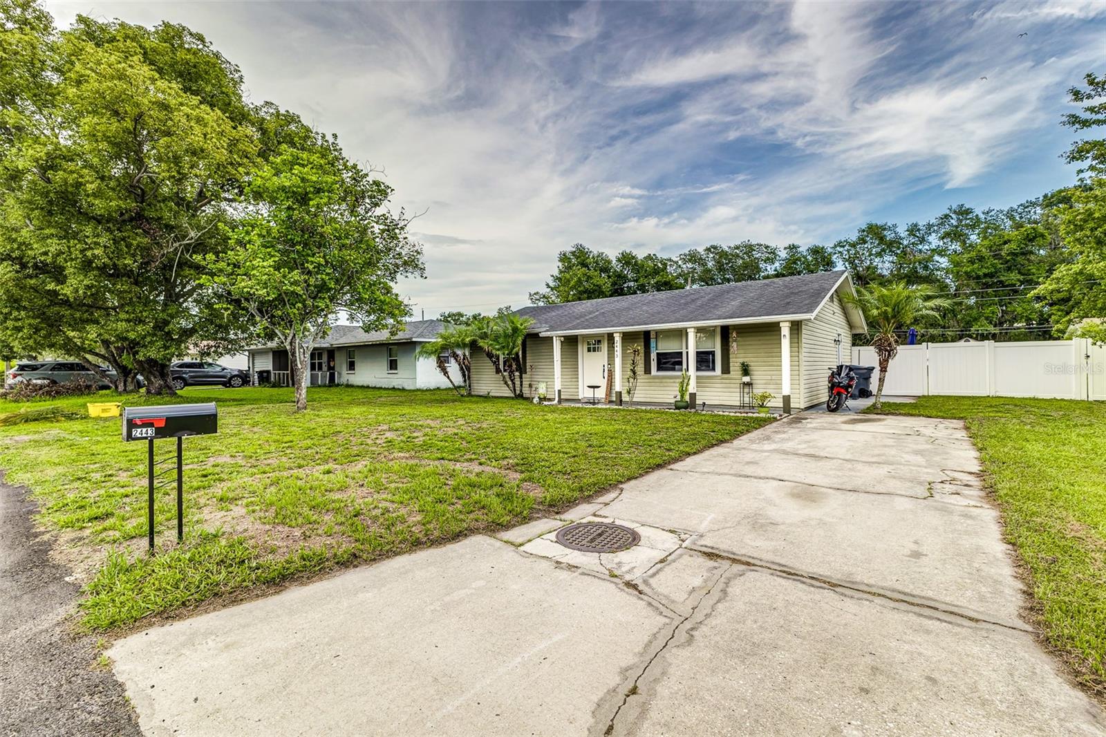 2443 DELROSE DR E