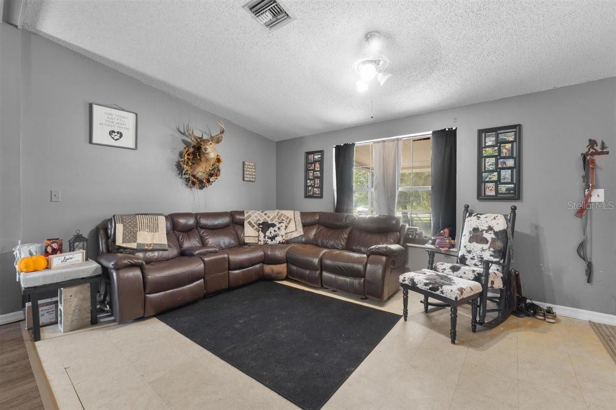 2715 RED RIVER TRL