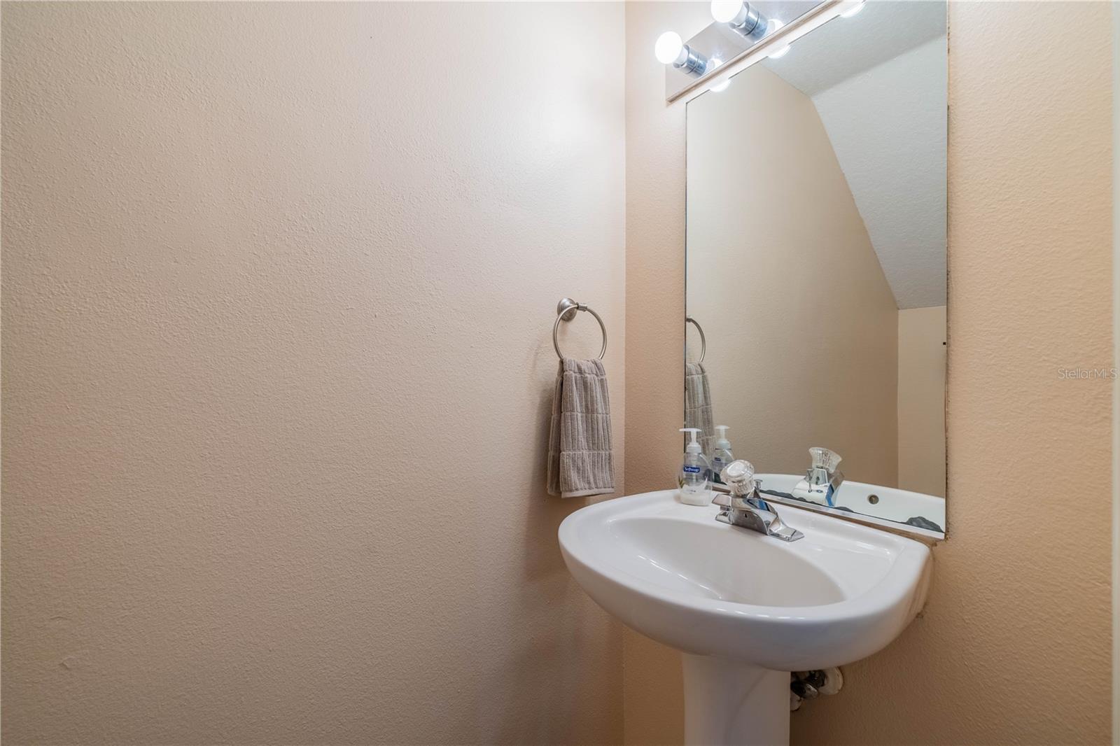 1129 KENNEWICK CT