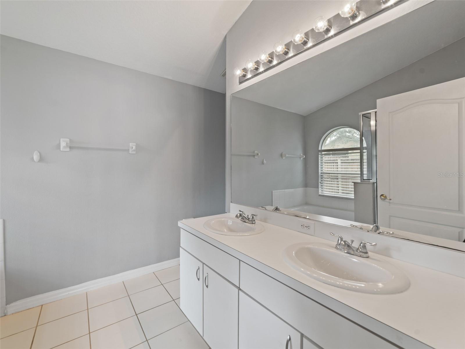 9008 EGRET COVE CIR