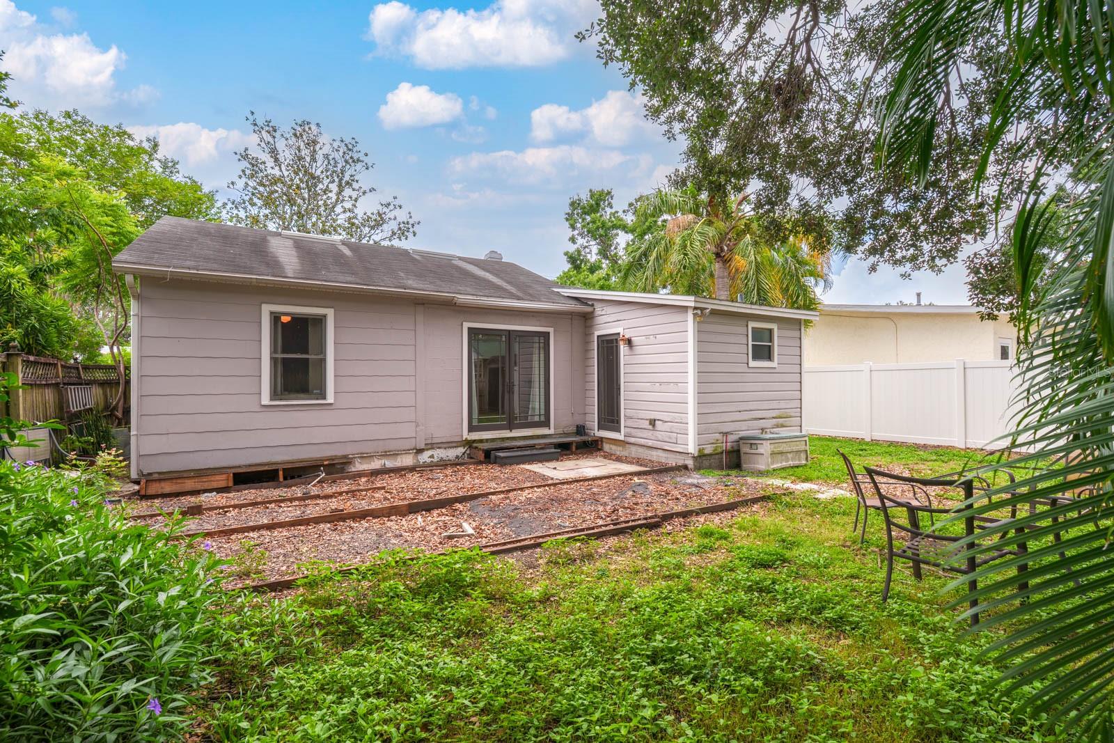3503 W PALMIRA AVE