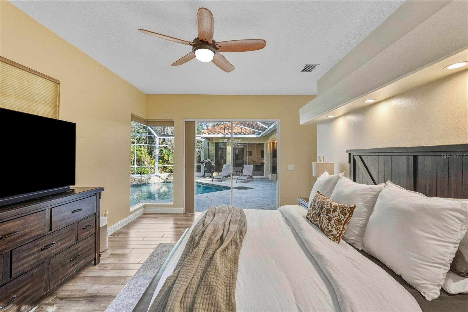 1362 E LAKE WOODLANDS PKWY