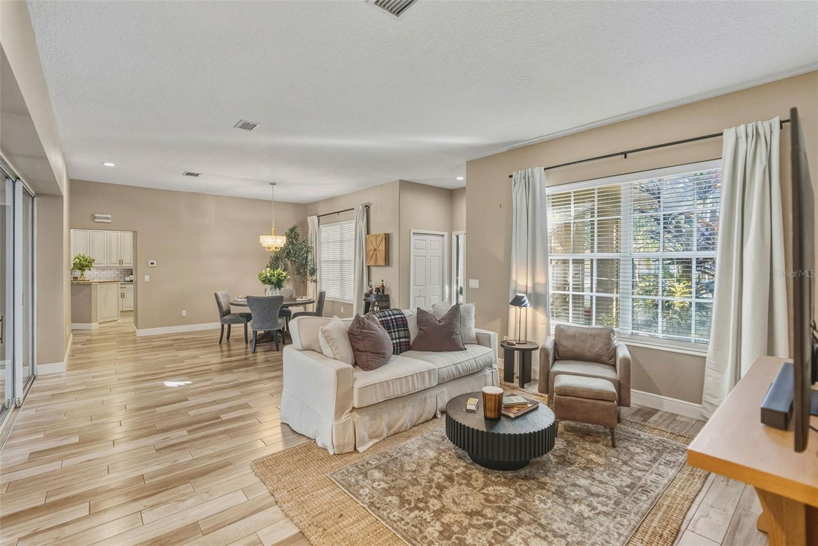 1362 E LAKE WOODLANDS PKWY