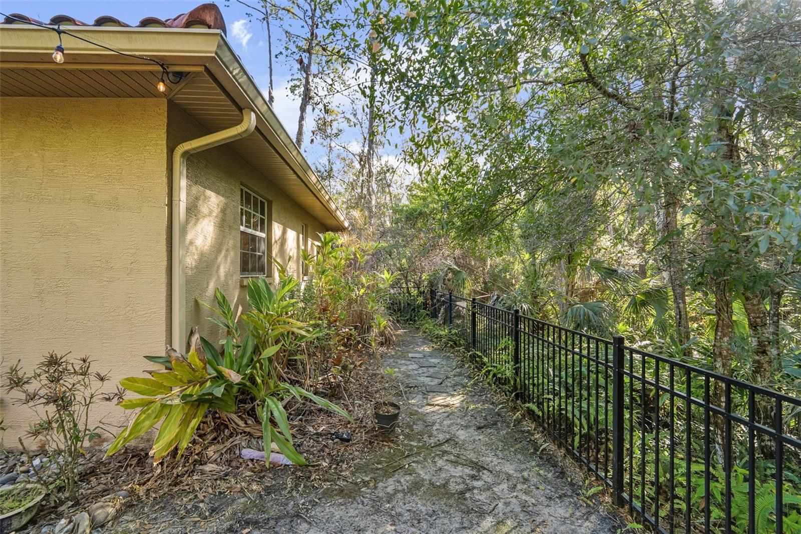 1362 E LAKE WOODLANDS PKWY