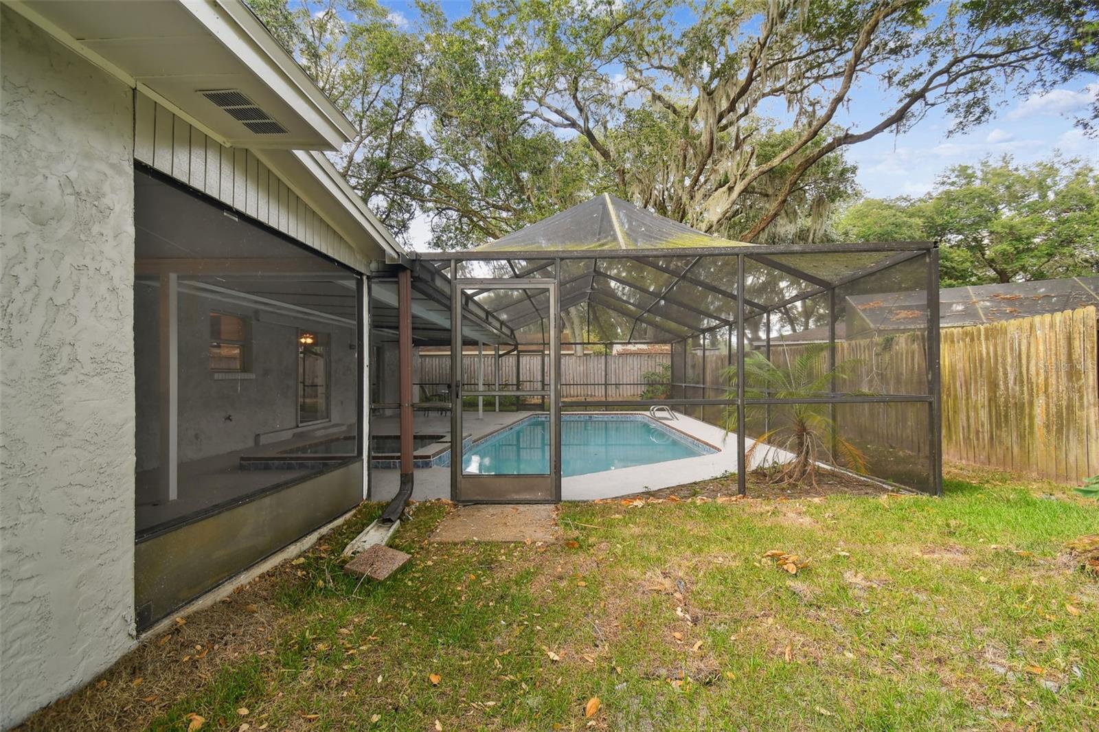 703 QUEENS CT