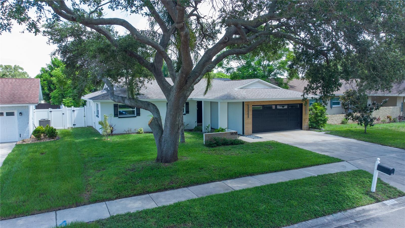 1658 SUMMIT WAY