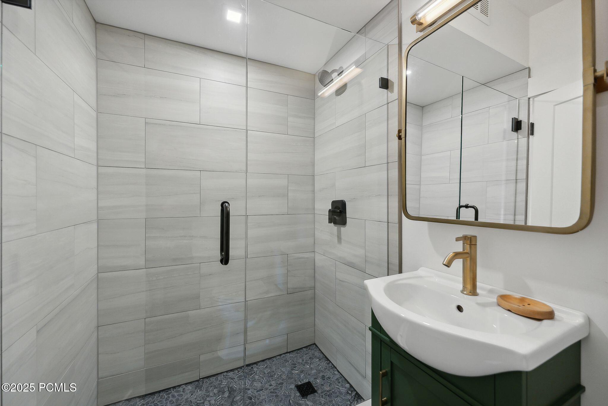 236 Woodside Avenue 11