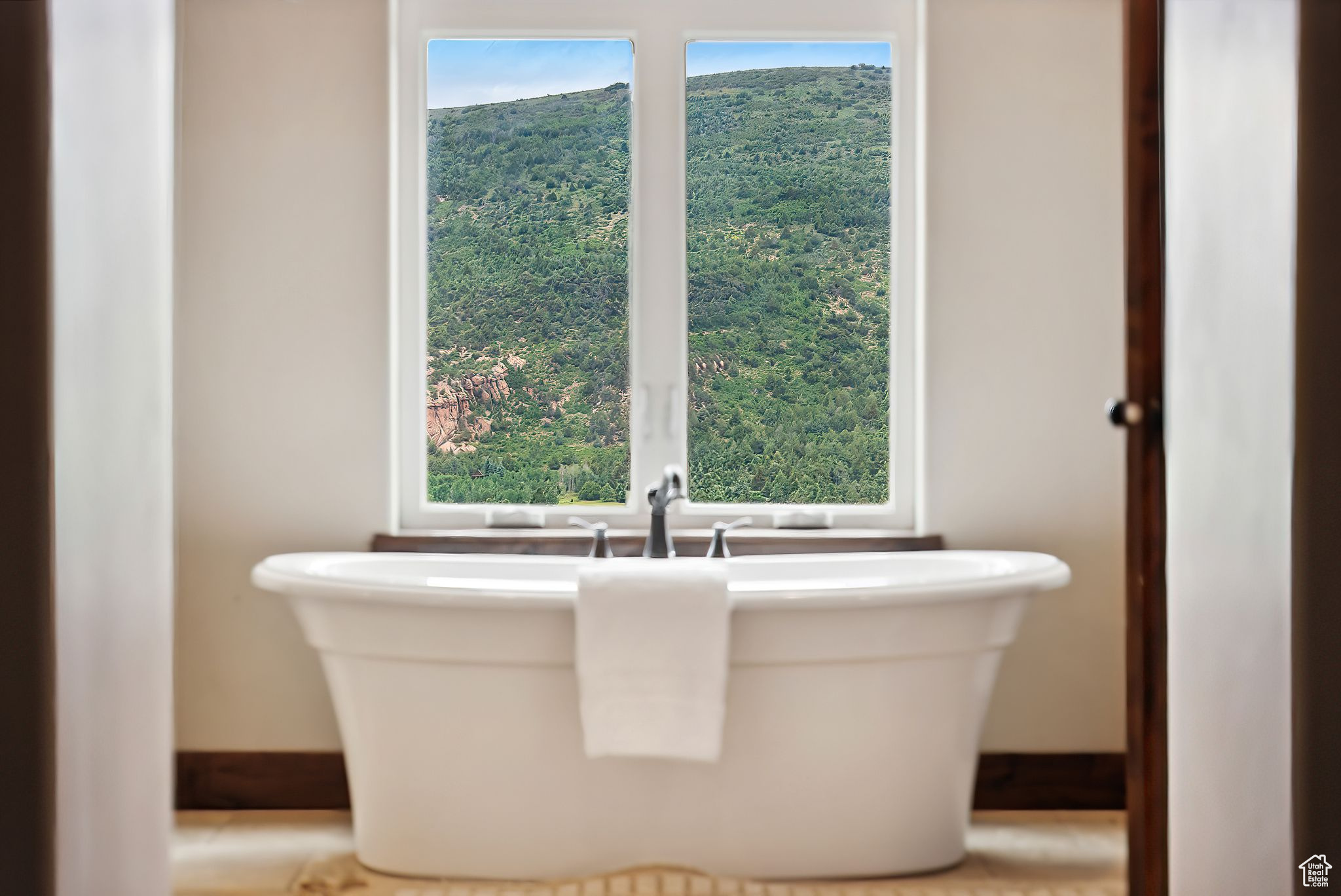 9297 TREE TOP CIR