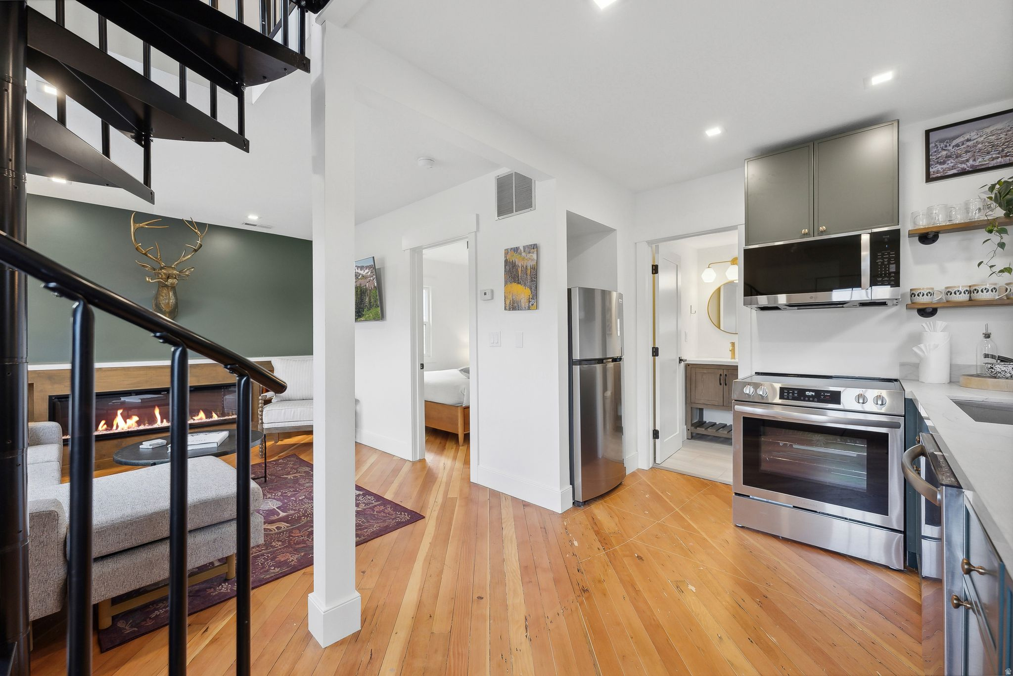 236 WOODSIDE AVE #11