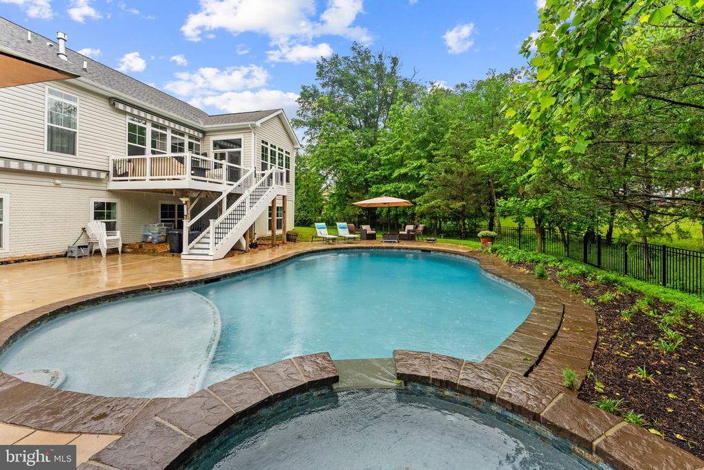 9801 THOROUGHBRED ROAD