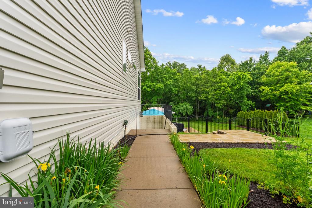 9801 THOROUGHBRED ROAD