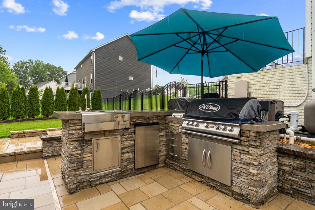 9801 THOROUGHBRED ROAD
