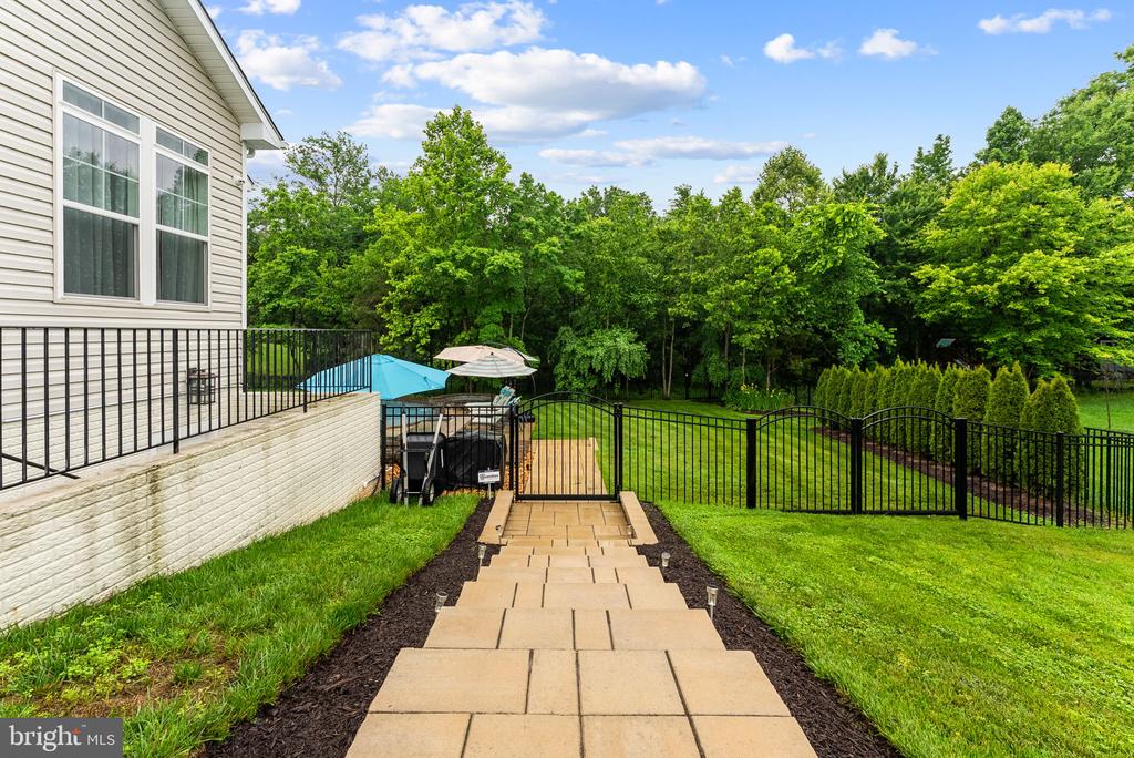 9801 THOROUGHBRED ROAD