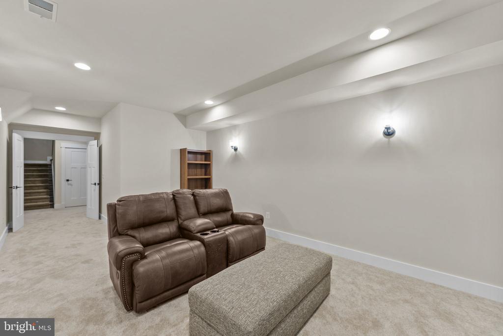 9801 THOROUGHBRED ROAD
