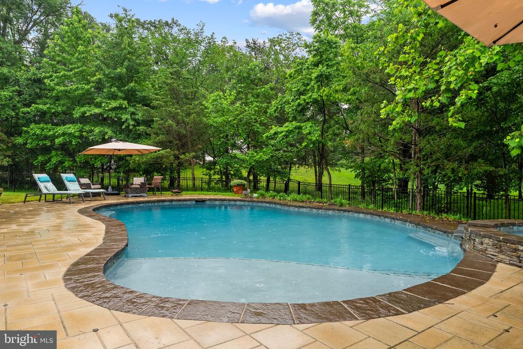 9801 THOROUGHBRED ROAD