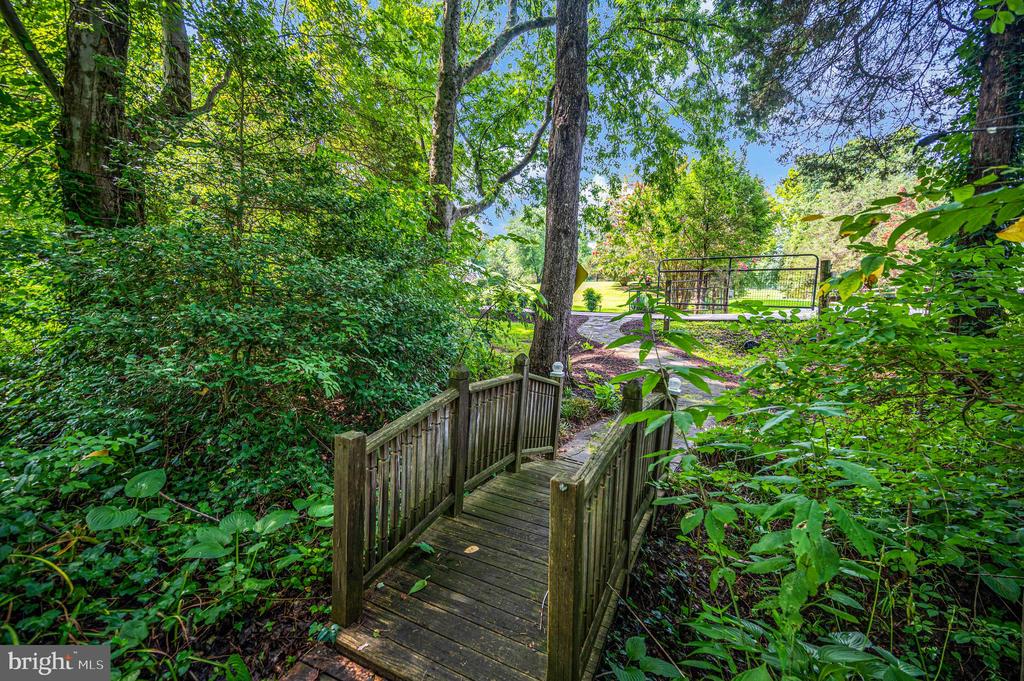 446 BAILEY DRIVE