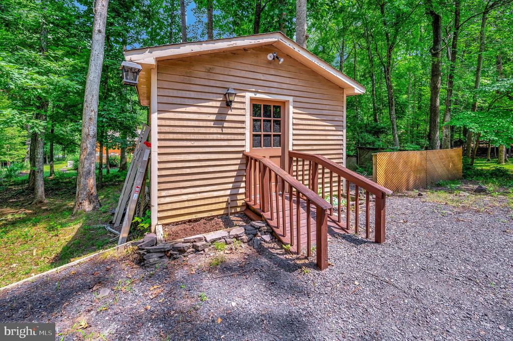 103 FLAGSTONE COURT