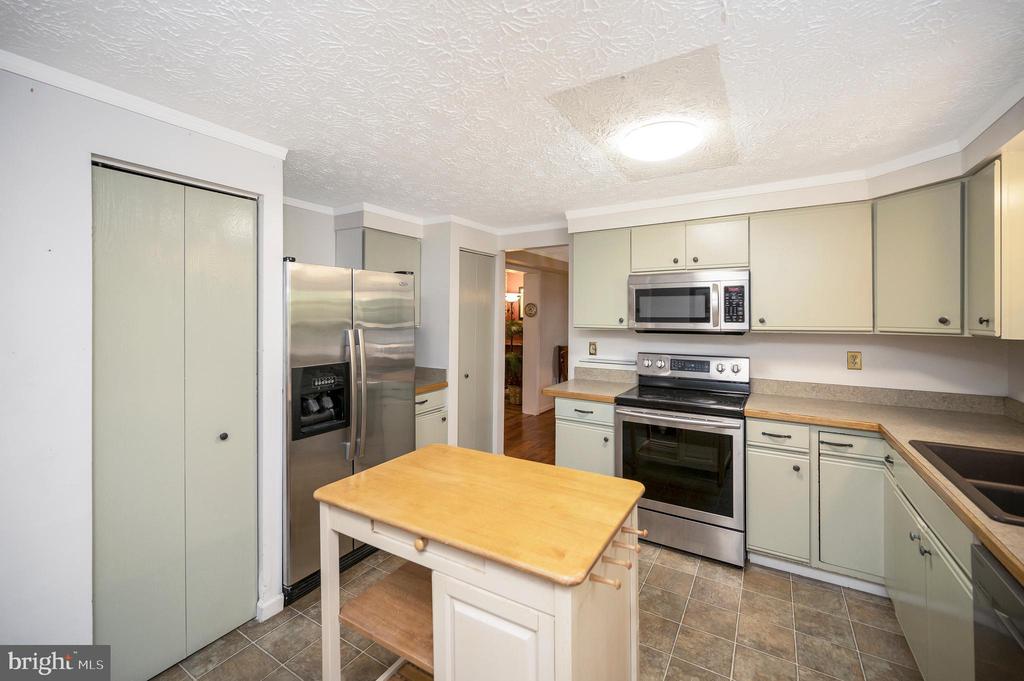 103 FLAGSTONE COURT