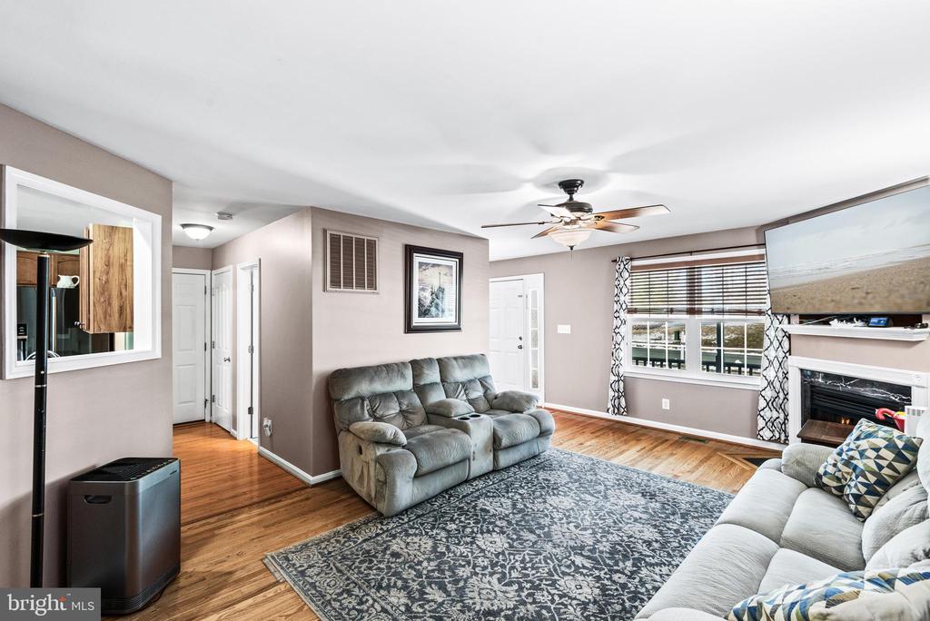 6822 BUCK LANE