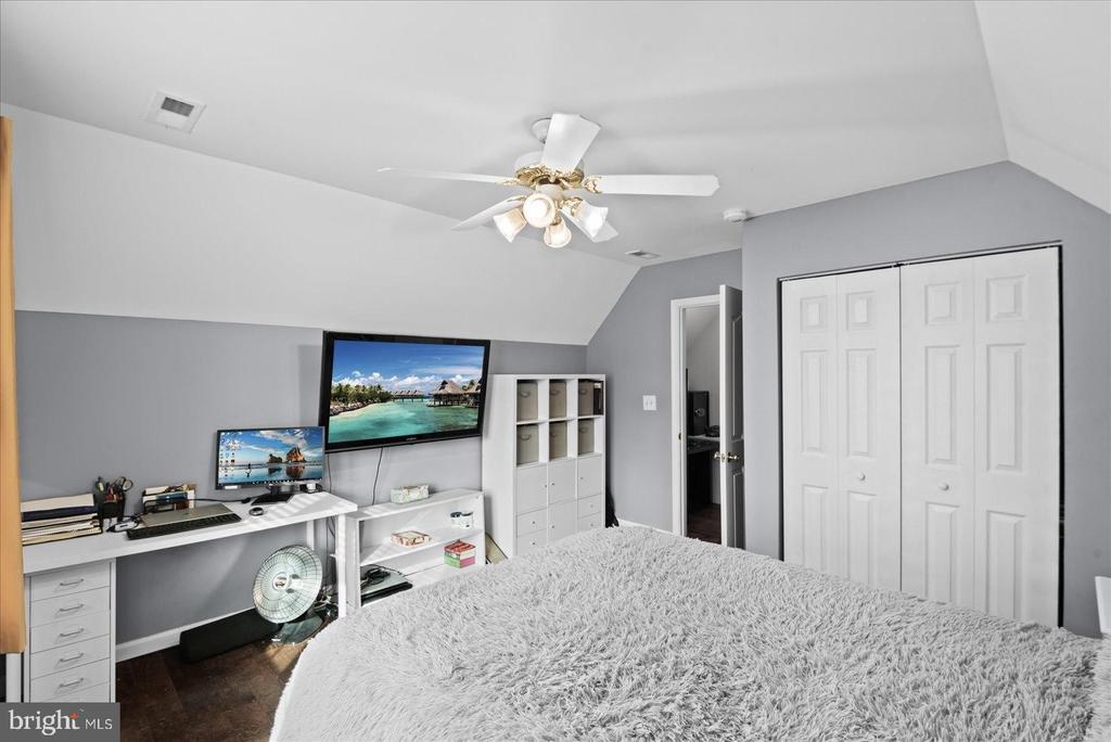6822 BUCK LANE