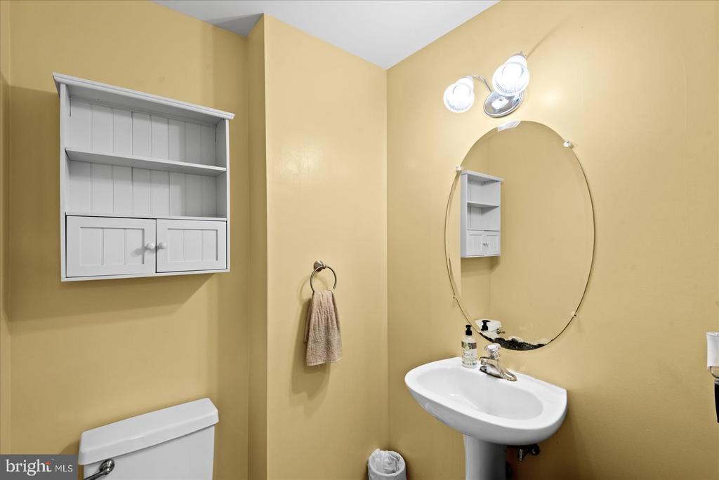 6822 BUCK LANE