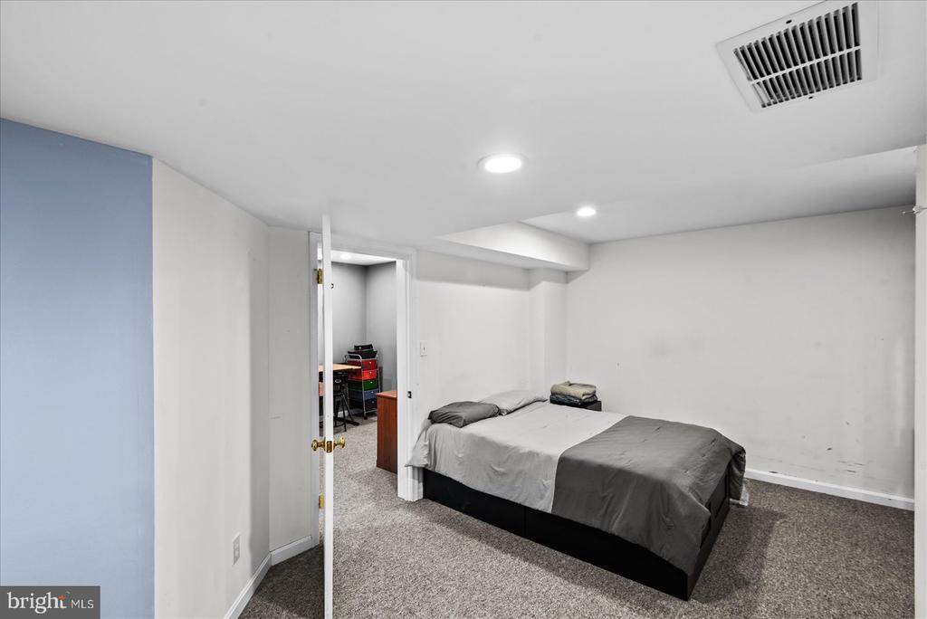 6822 BUCK LANE