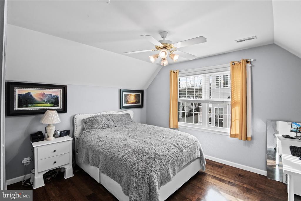 6822 BUCK LANE