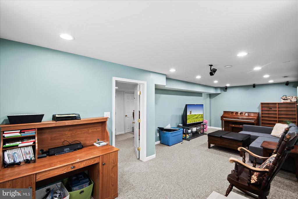 6822 BUCK LANE