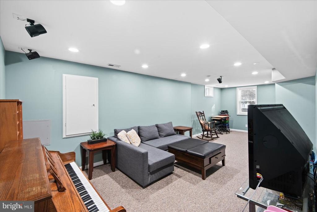 6822 BUCK LANE
