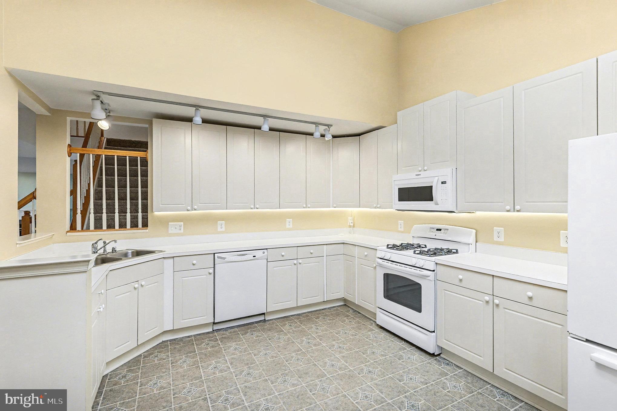 11604 HAMPSHIRE COURT