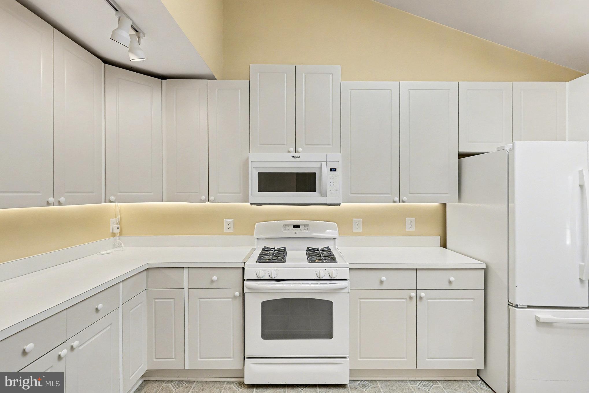 11604 HAMPSHIRE COURT