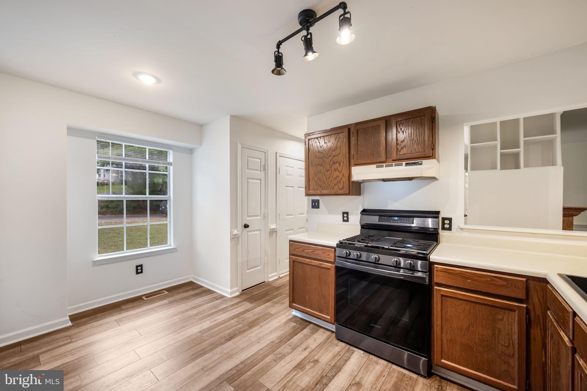 10907 CRESTWOOD DRIVE