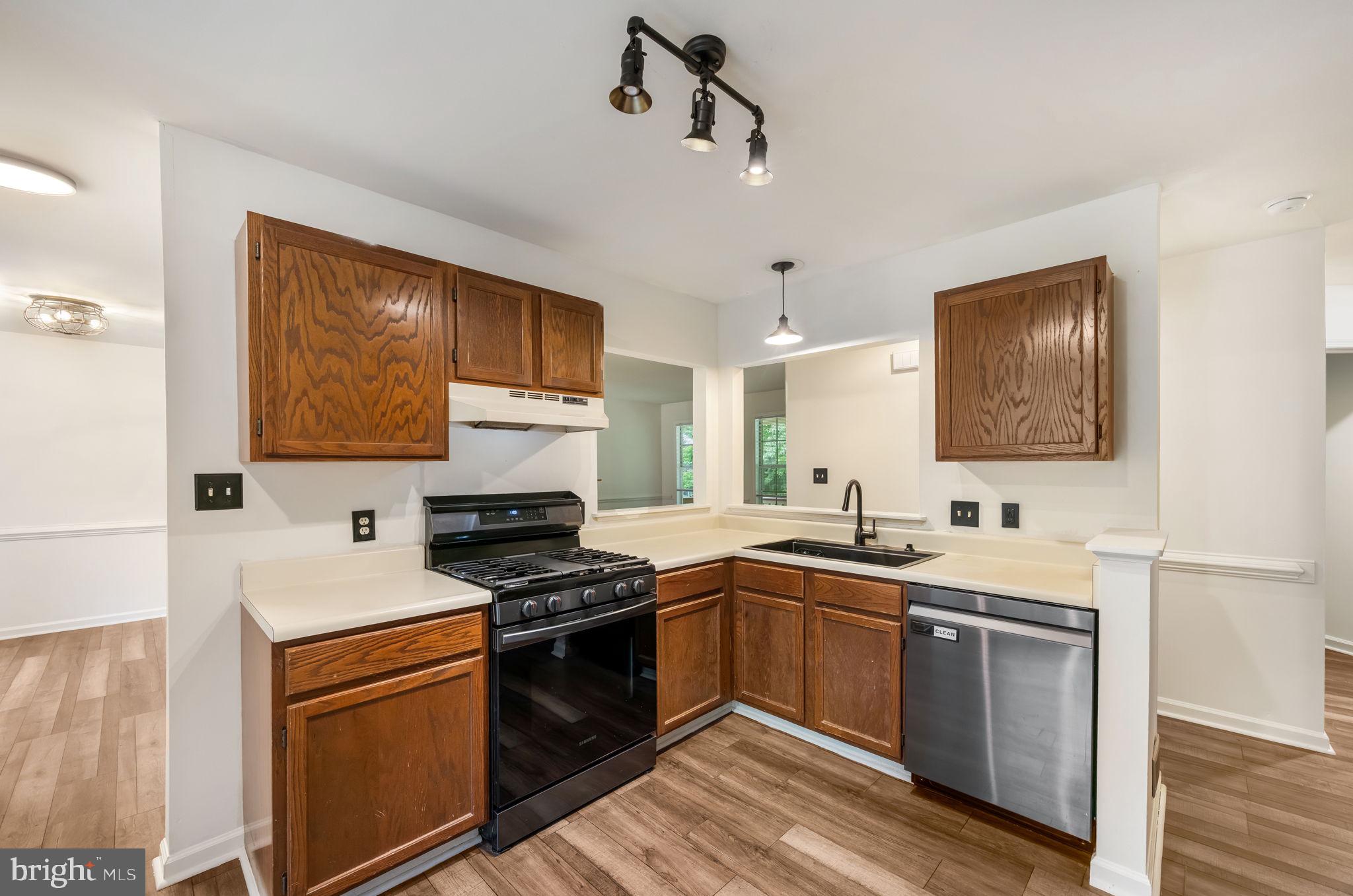 10907 CRESTWOOD DRIVE