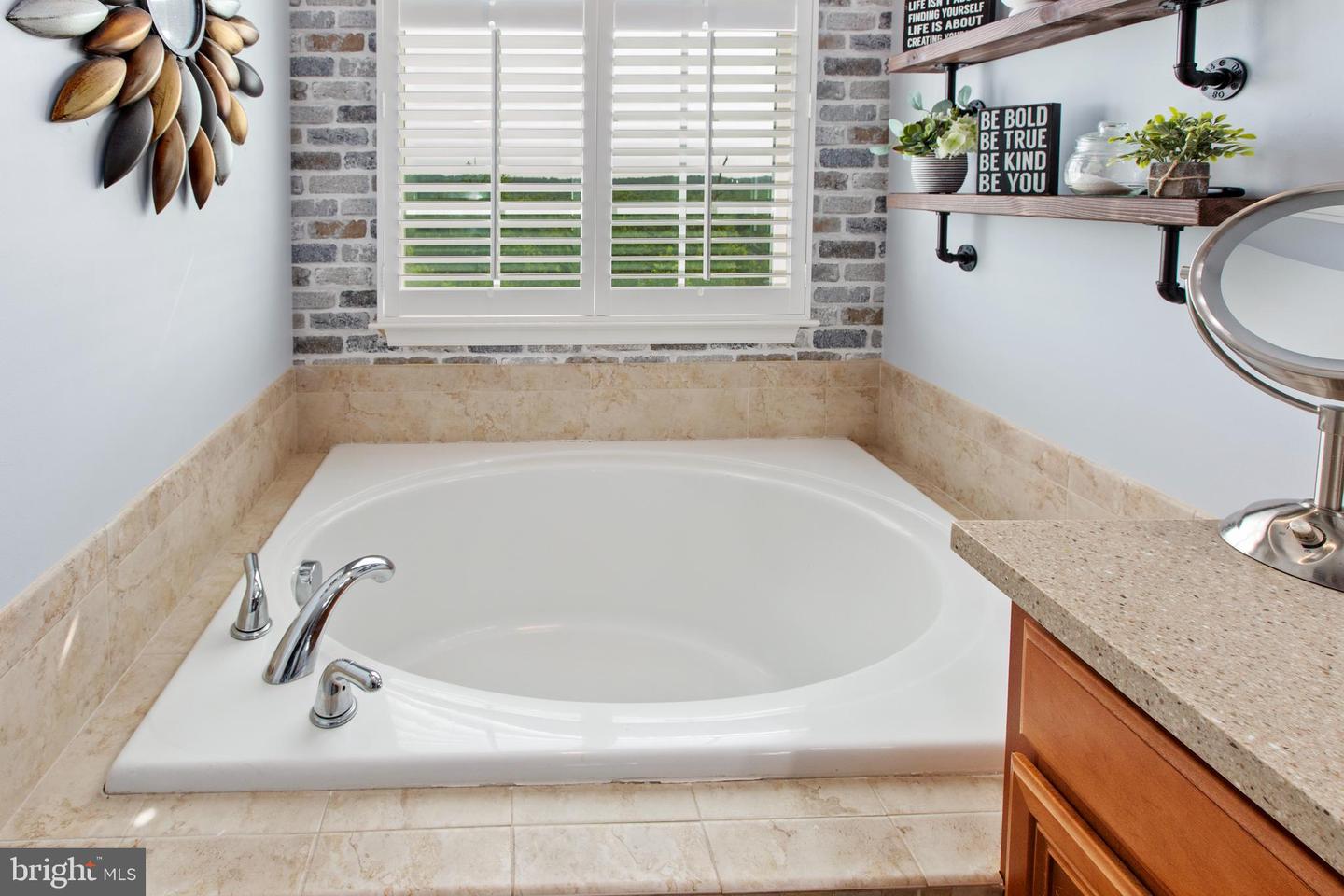 102 Hunting Creek Ln