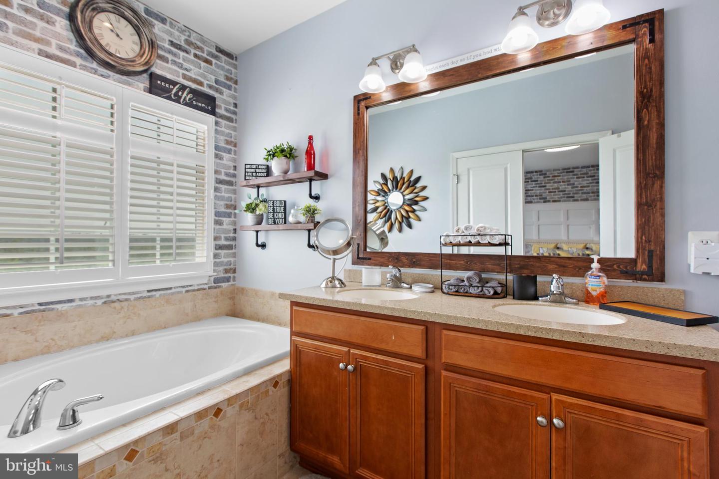 102 Hunting Creek Ln