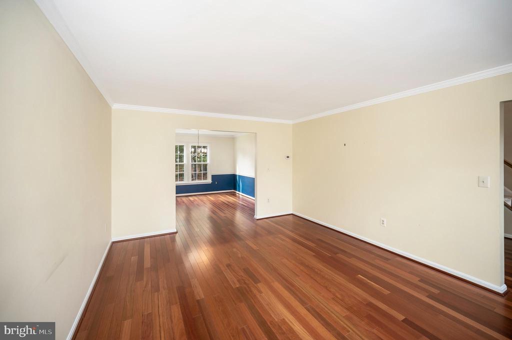 8 OAKBROOK COURT