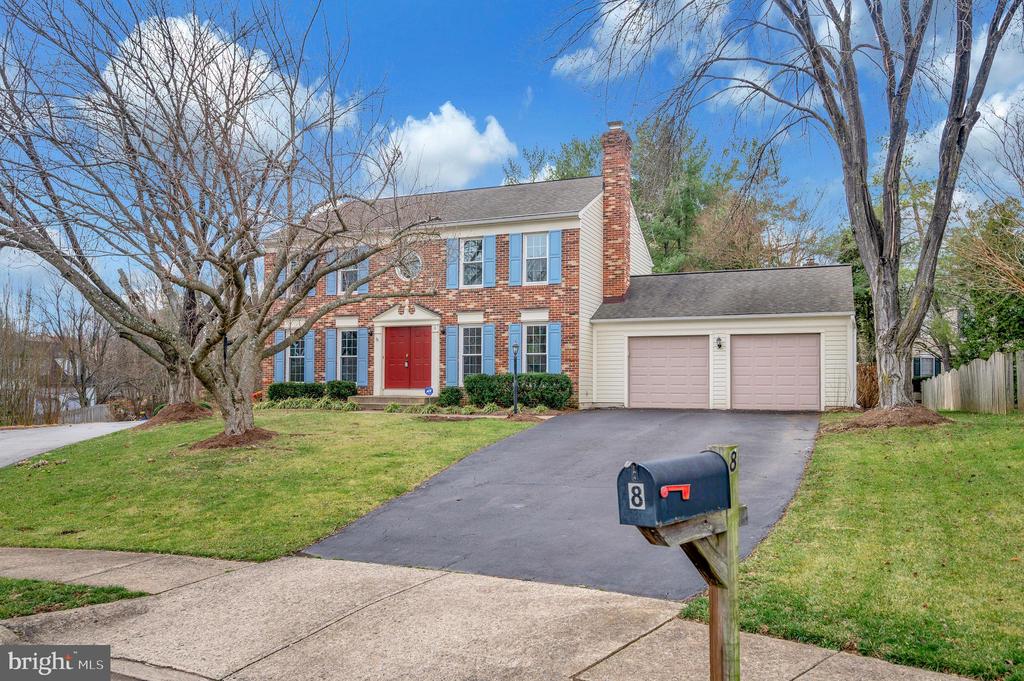 8 OAKBROOK COURT