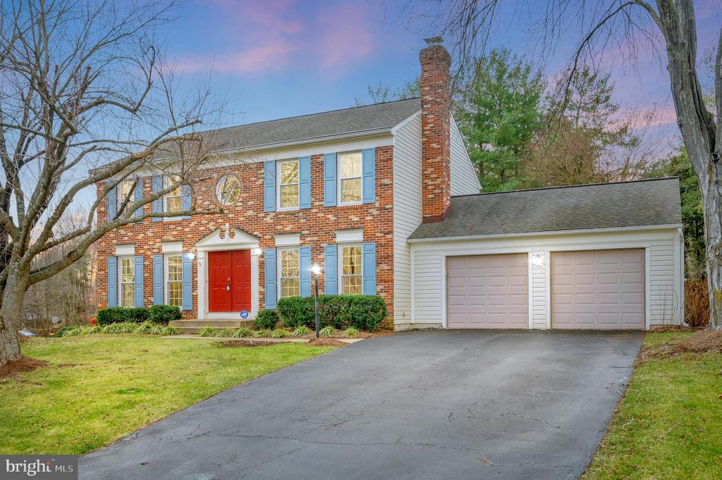 8 OAKBROOK COURT