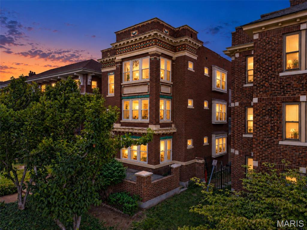 5572 Waterman Boulevard Unit: 1W