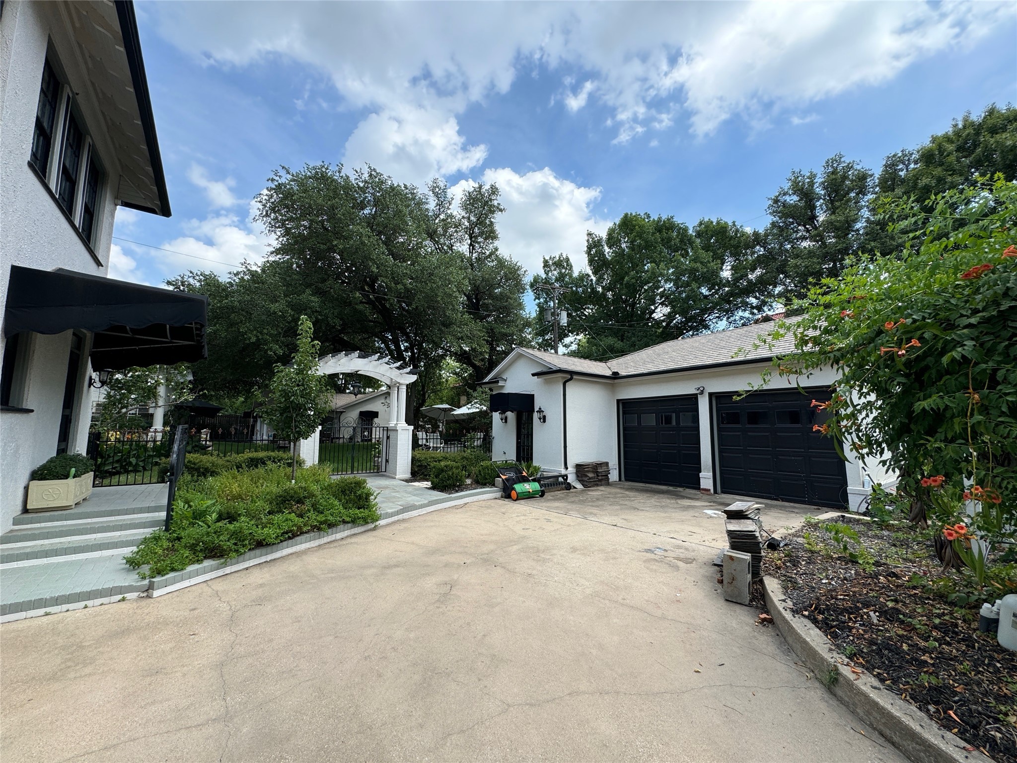 1130 W Bond Street