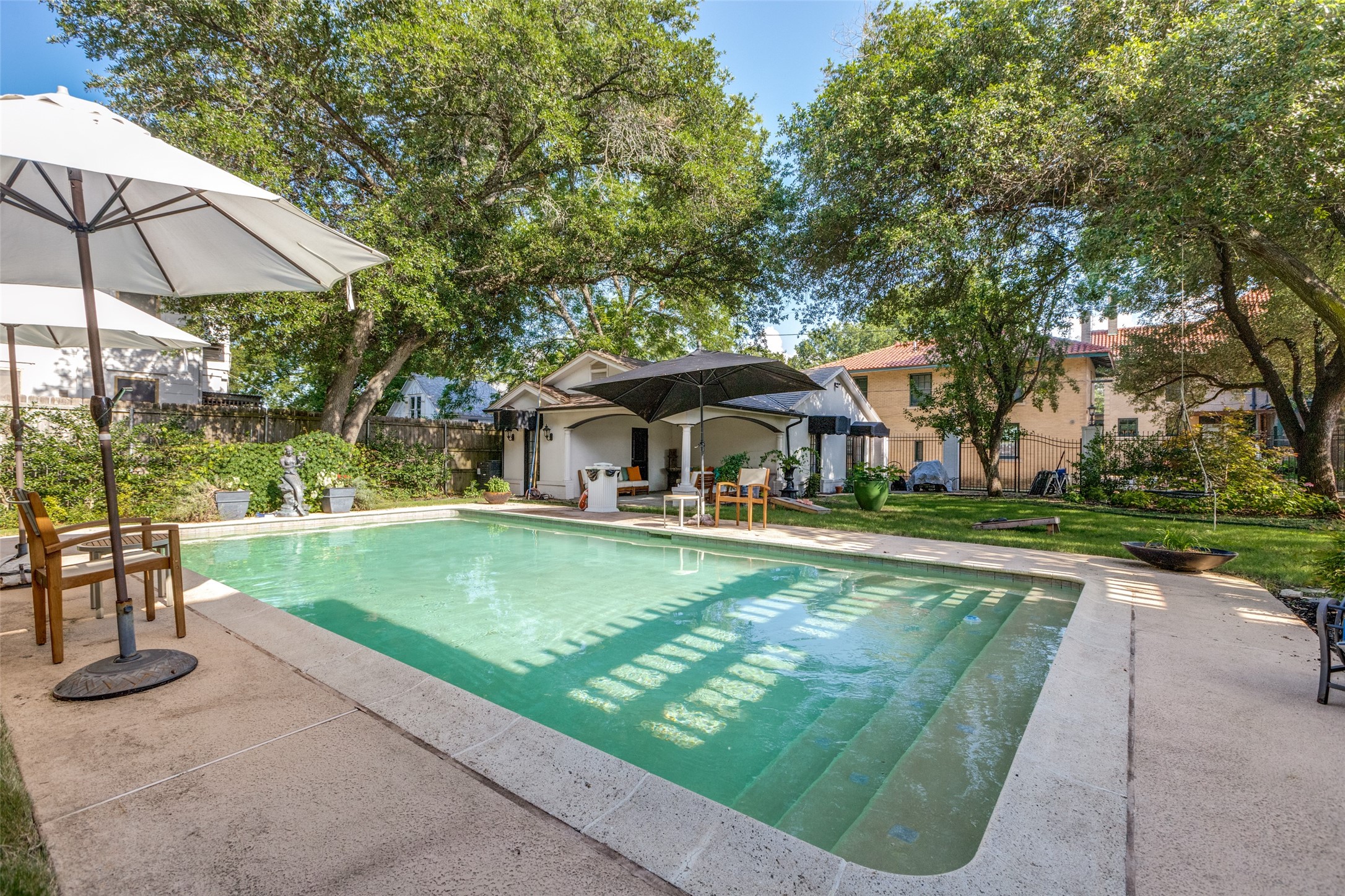 1130 W Bond Street