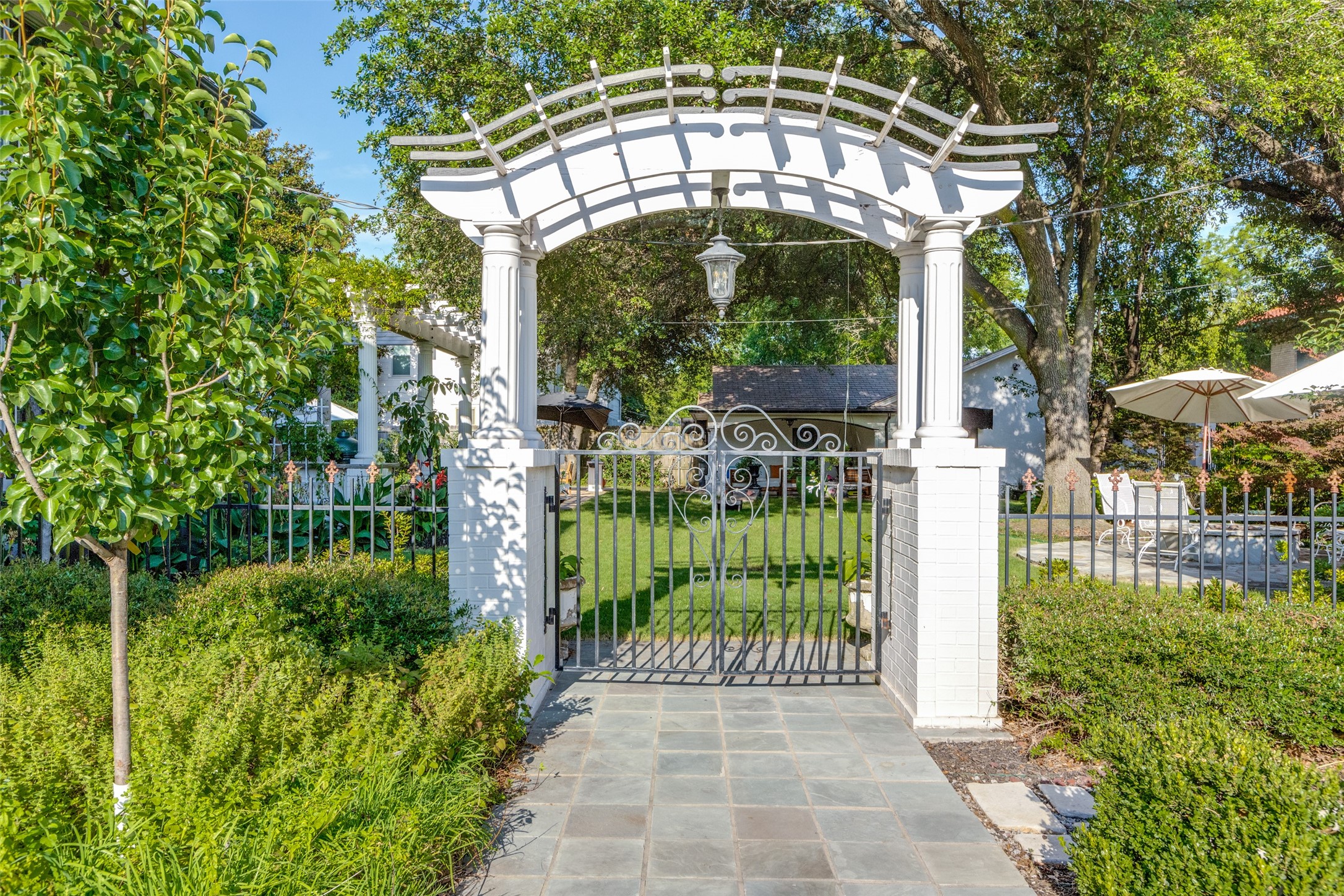 1130 W Bond Street