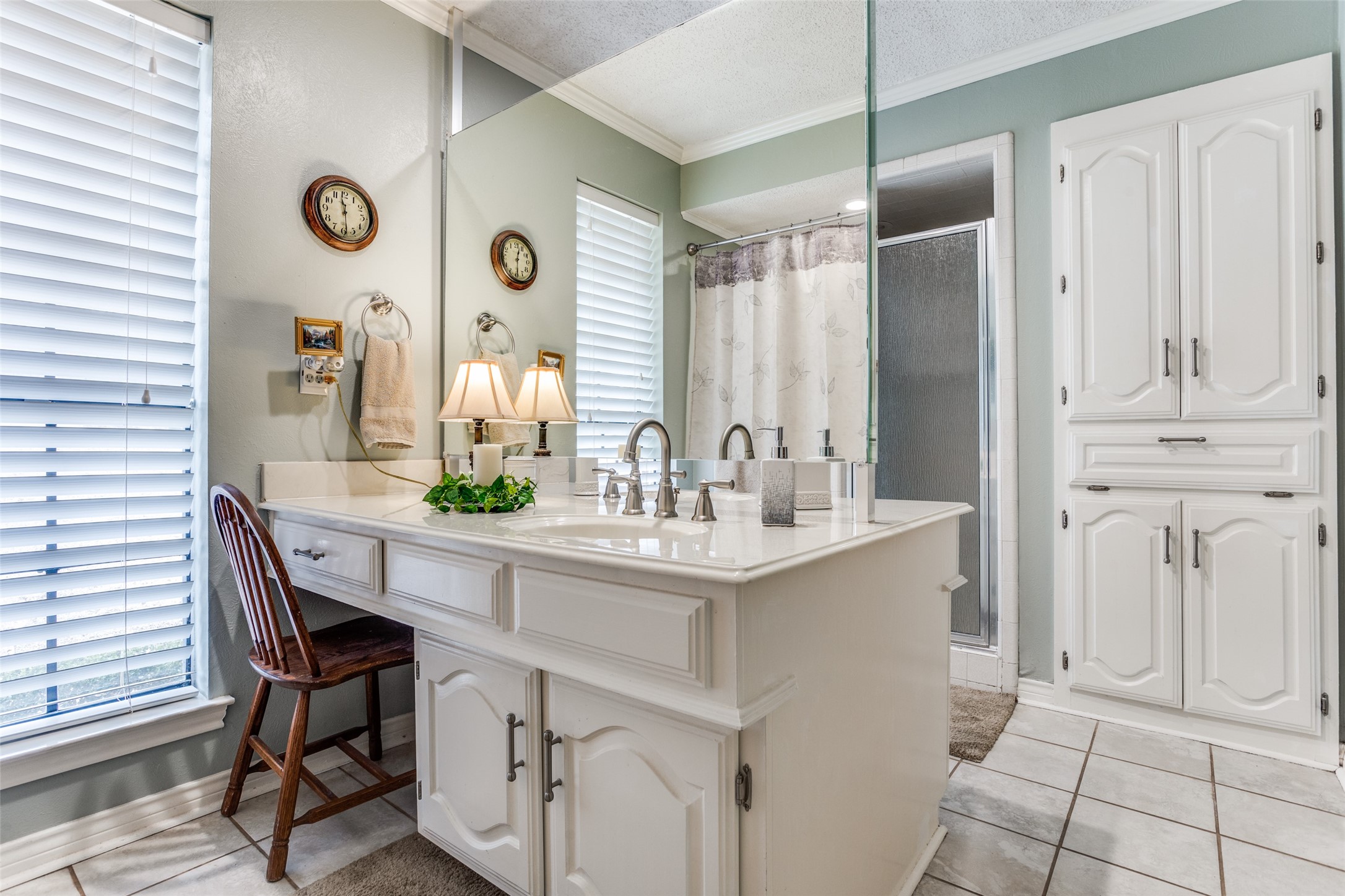 2120 Meadowview Court