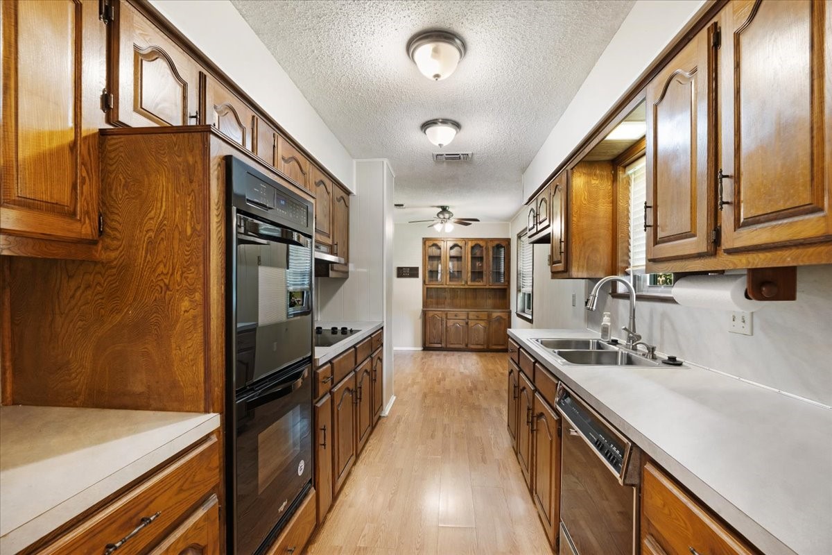 10400 Oak Creek Drive