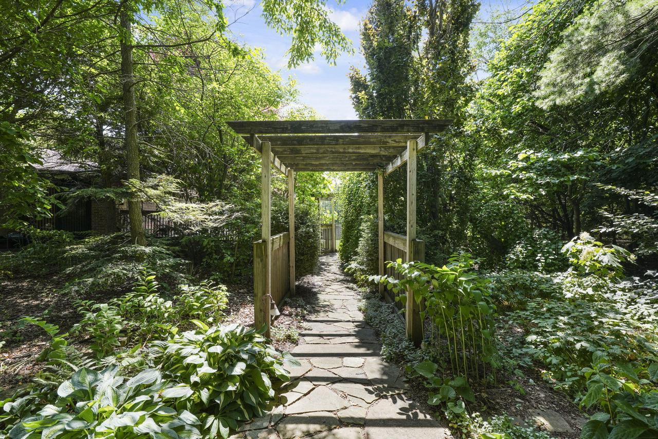 550 Cross Creek ROAD