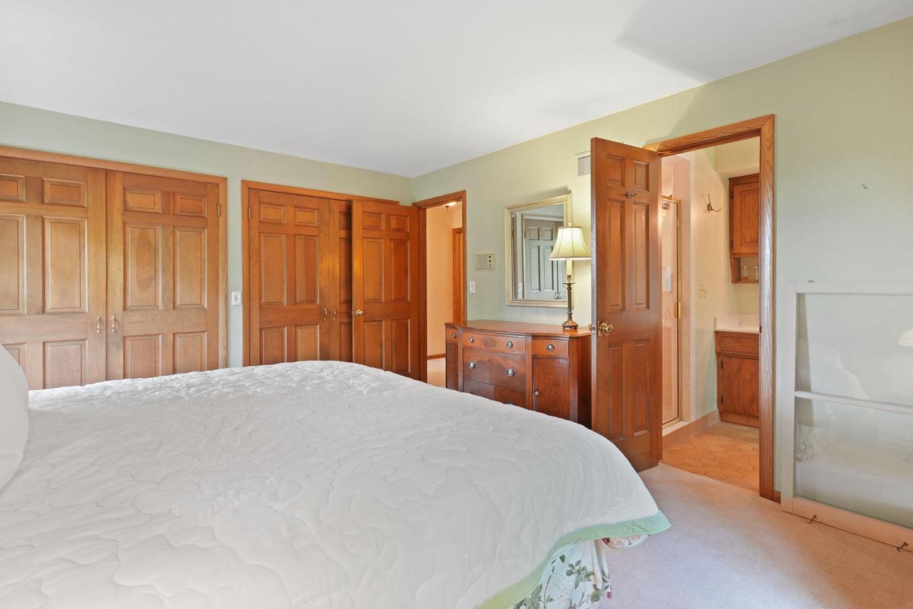 2211 Rivershore DRIVE