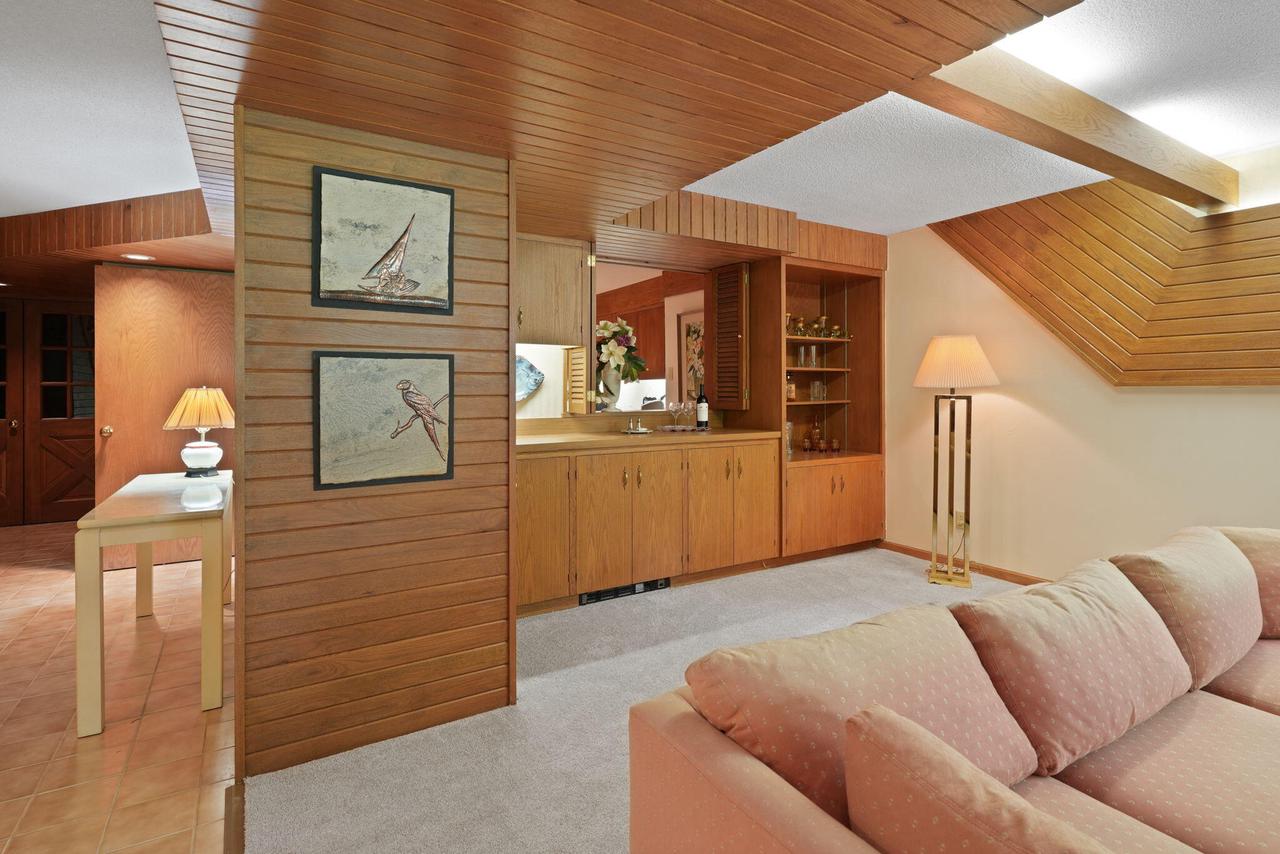 2211 Rivershore DRIVE