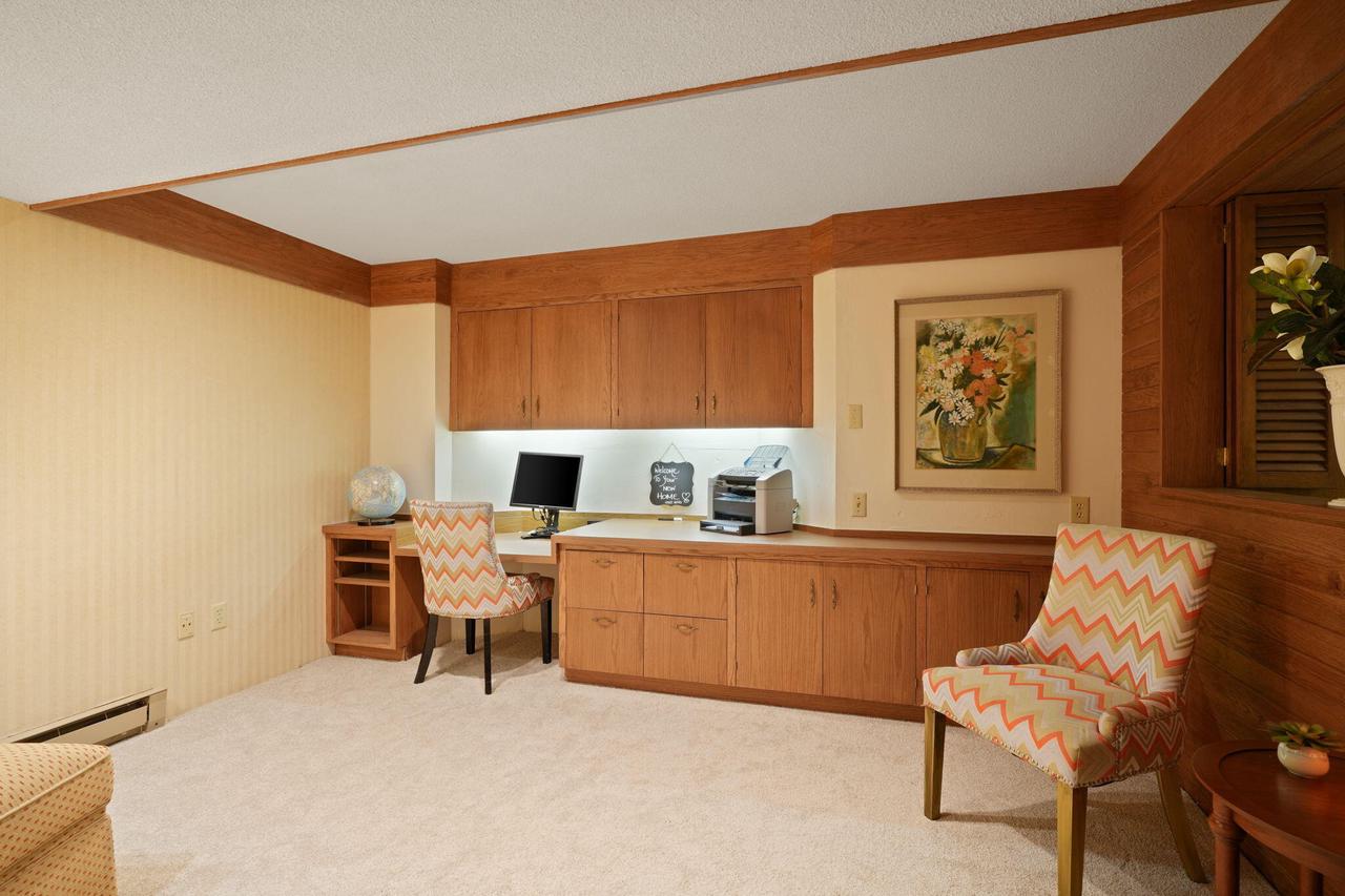 2211 Rivershore DRIVE