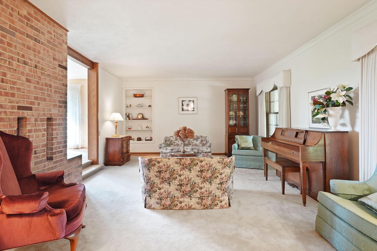 2211 Rivershore DRIVE